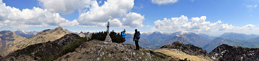 Vista panoramica dalla cima del Cancervo verso la Val Brembana ed oltre